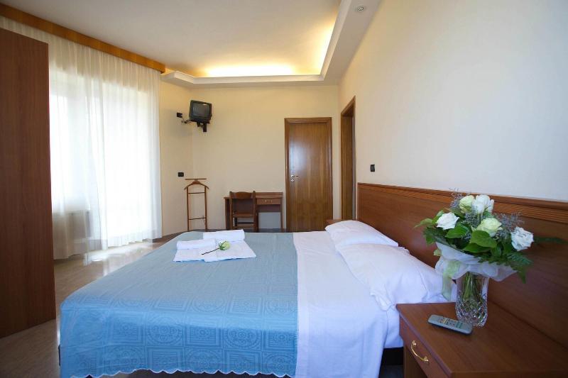 Hotel President Alba Adriatica Esterno foto