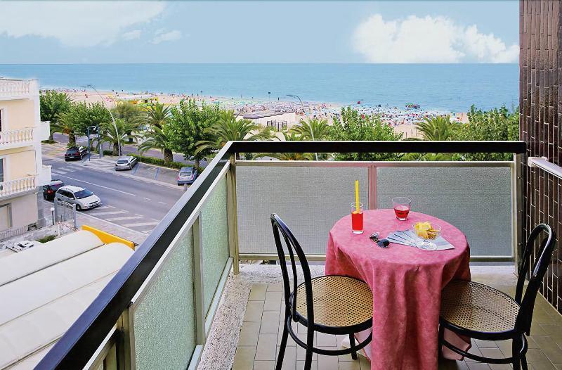 Hotel President Alba Adriatica Esterno foto