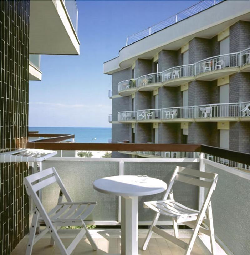 Hotel President Alba Adriatica Esterno foto