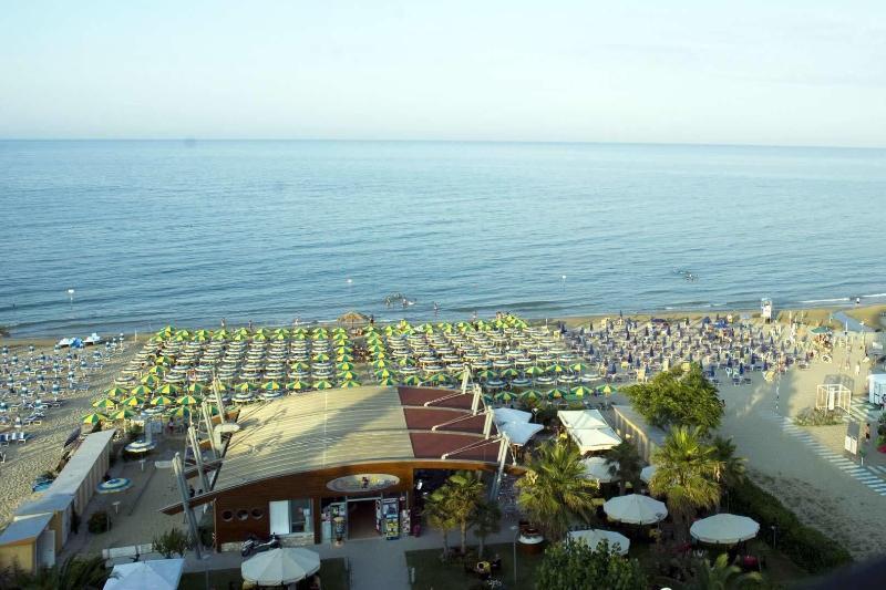 Hotel President Alba Adriatica Esterno foto