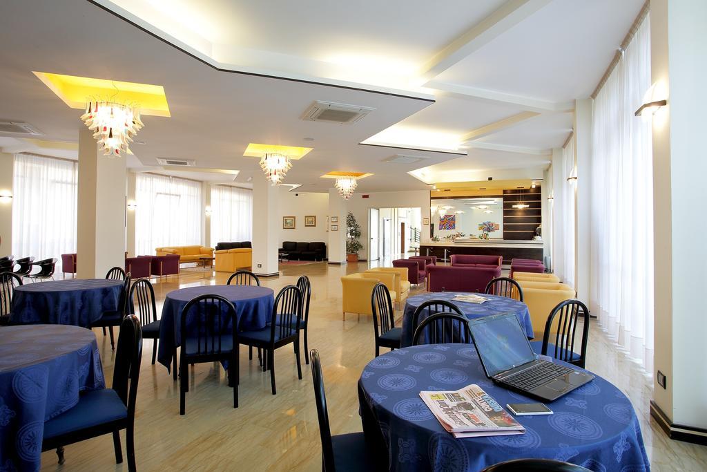 Hotel President Alba Adriatica Esterno foto