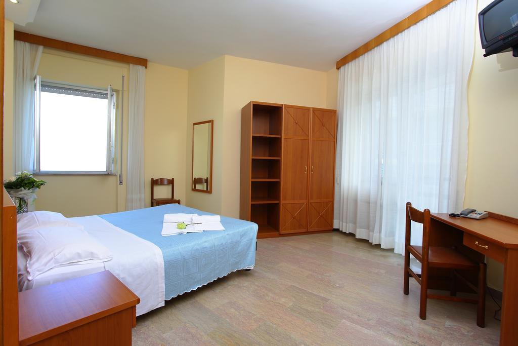 Hotel President Alba Adriatica Camera foto