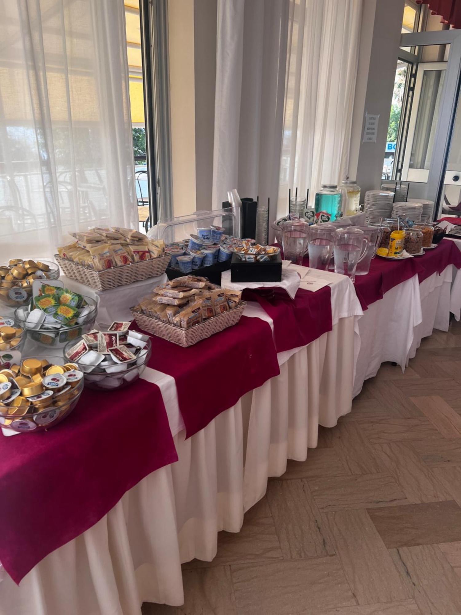 Hotel President Alba Adriatica Esterno foto