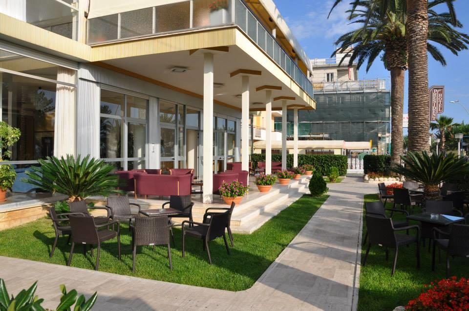 Hotel President Alba Adriatica Esterno foto